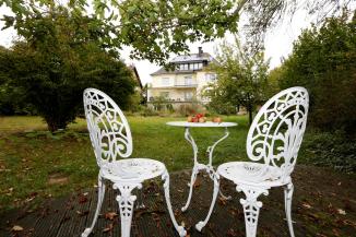 Weiße Stühle im Garten