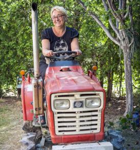 Frau auf einem Traktor